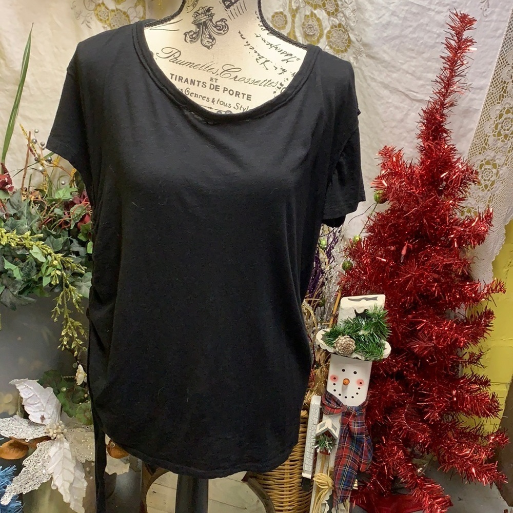 Sleeve black shirt tie on the side